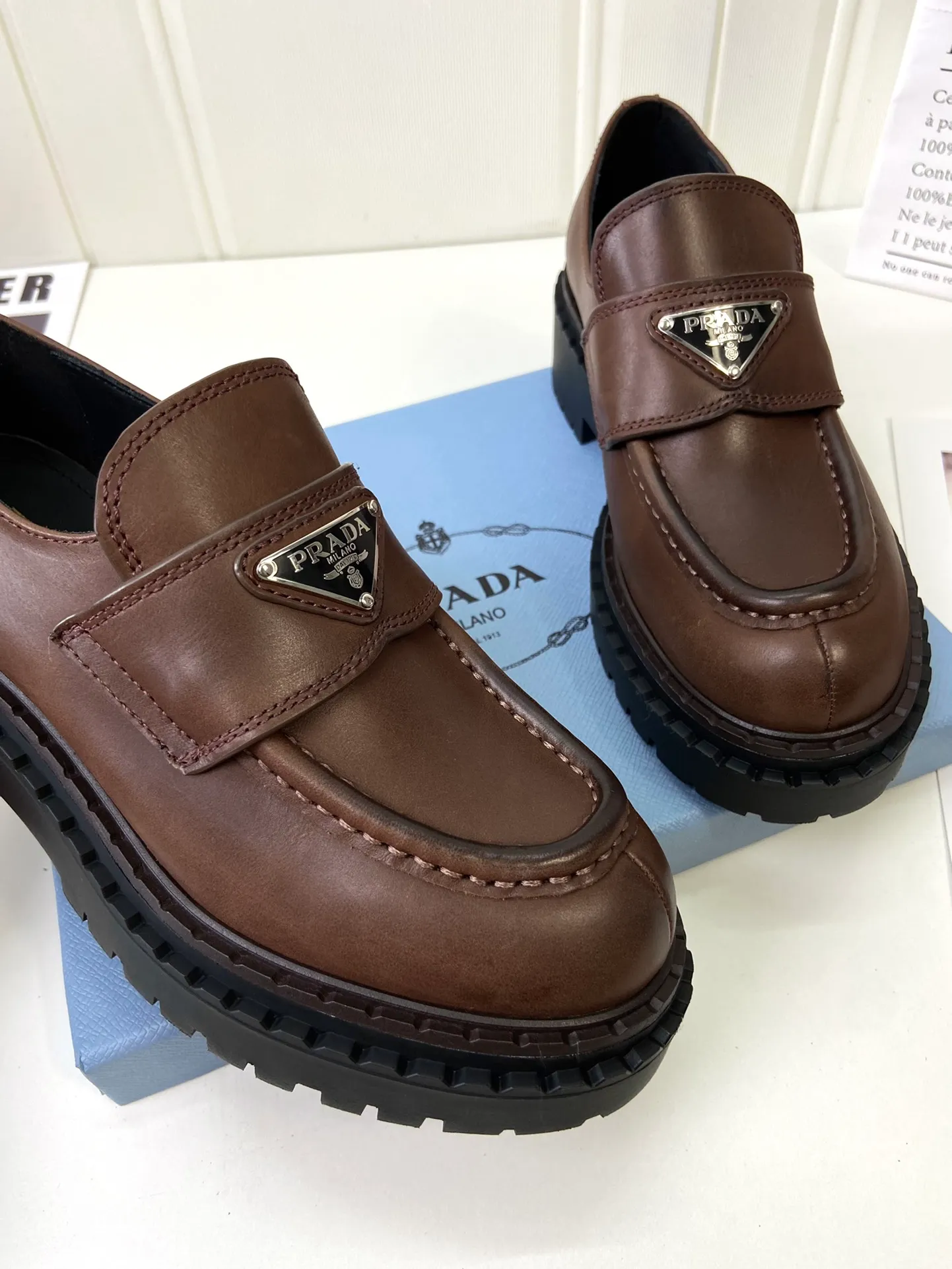 👟👟Ex-factory price 520👟👟 🔥🔥✨Prada* 2024WA new autumn and winter thick-soled loafers👟 These leather loafers use thick soles, craftsmanship details and contemporary elements add vitality, interpreting classics in a new fashion language. Enamel-coated triangular metal logo with a height of 55 mm makes its debut 🌟 Recommended by major bloggers on Xiaohongshu, developed 1-1 to highlight classic charm. Cowhide lining TPU outsole ➕ genuine leather edge bar Code number: 35 to 41 (40-41 customized, non-refundable)